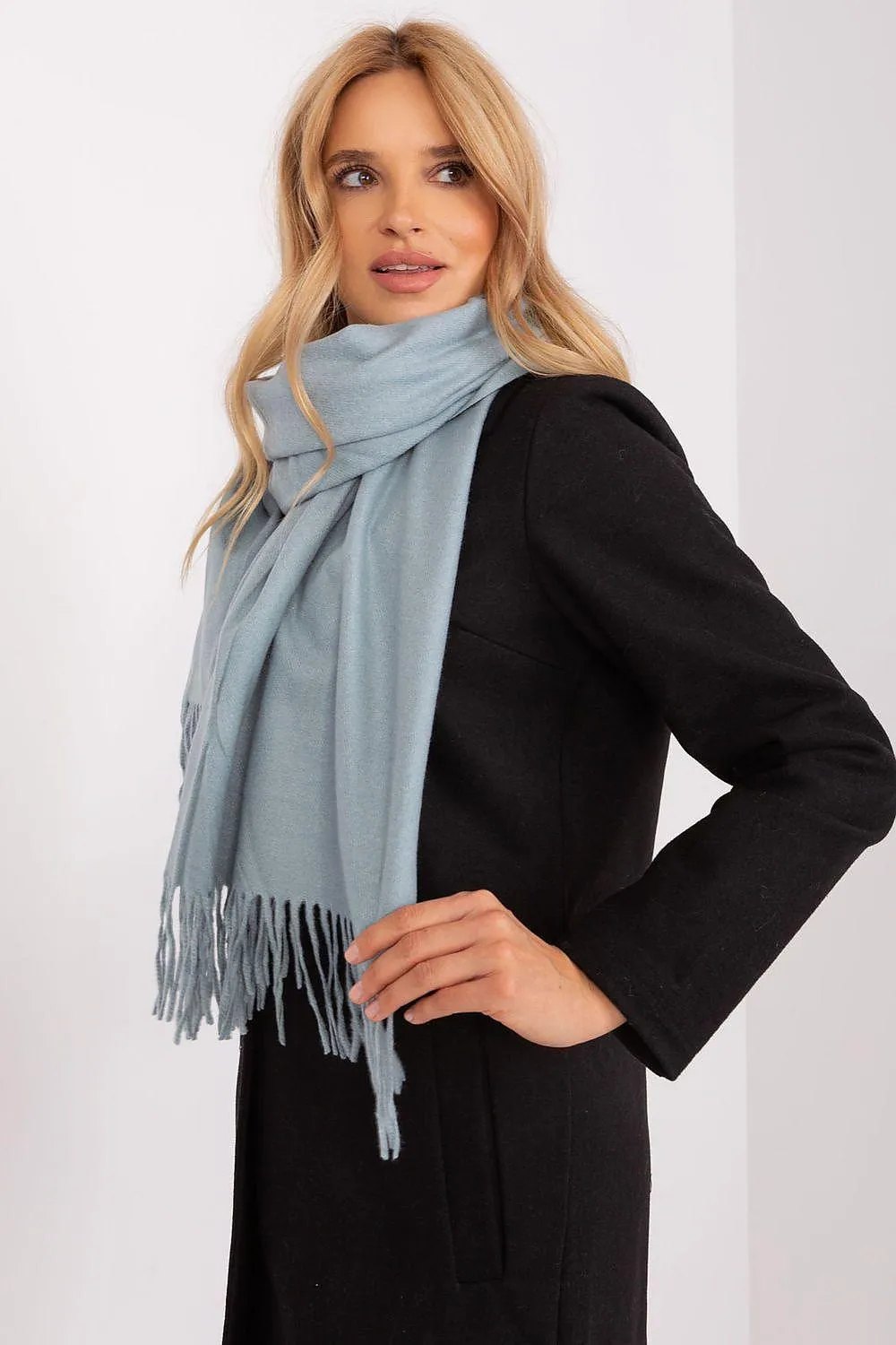 Chic Winter Wrap with Tassel Accents - Luxurious 100% Polyester, 196 cm Long