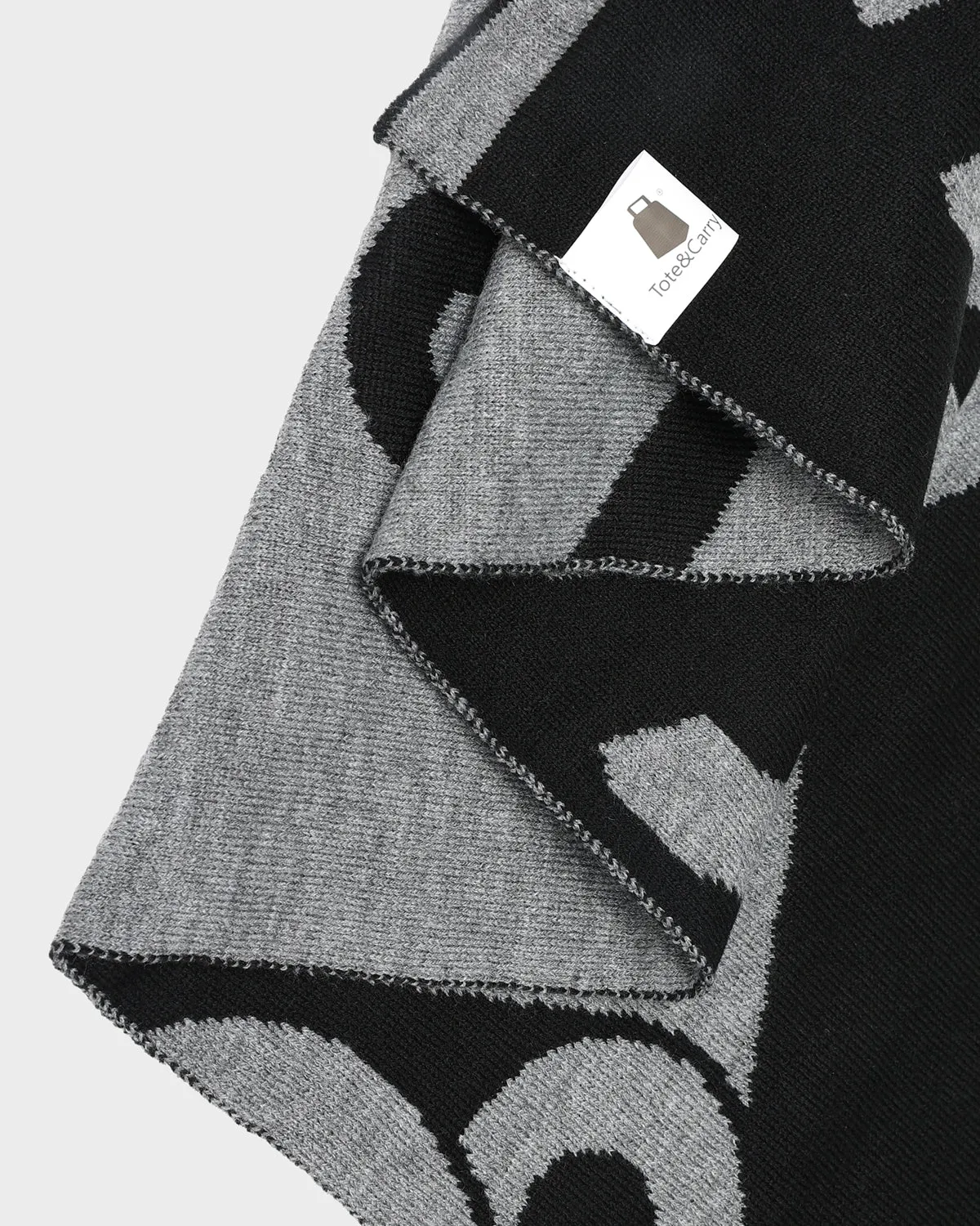 T&C Beanie Scarf Set in Black